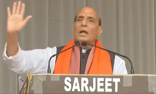 (पीलीभीत के श्री अग्रवाल सभा भवन में आयोजित भाजपा के कार्यक्रम को संबोधित करते केंद्रीय रक्षा मंत्री राजनाथ सिंह।)