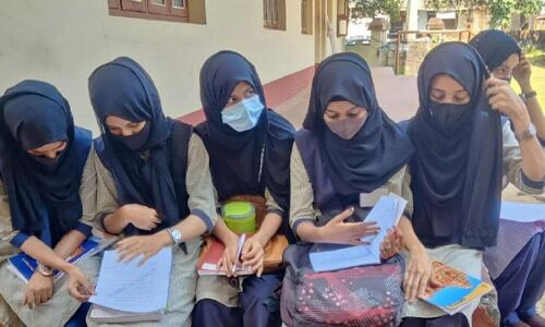 Karnataka Hijab Row: कर्नाटक में हिजाब को लेकर क्यों मचा है बवाल, जानें भाजपा-राज में हिजाब पहनना क्यों हो गया गुनाह?