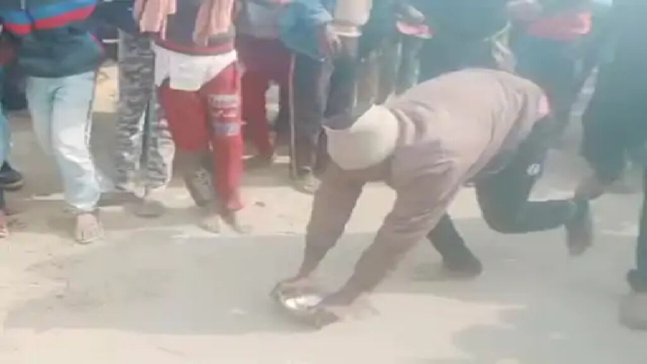 Bihar News : दो घरों से हुई 5 लाख की चोरी, परिवार ने चोर पकड़ने के लिए तांत्रिक से करवाया कटोरा हकवा