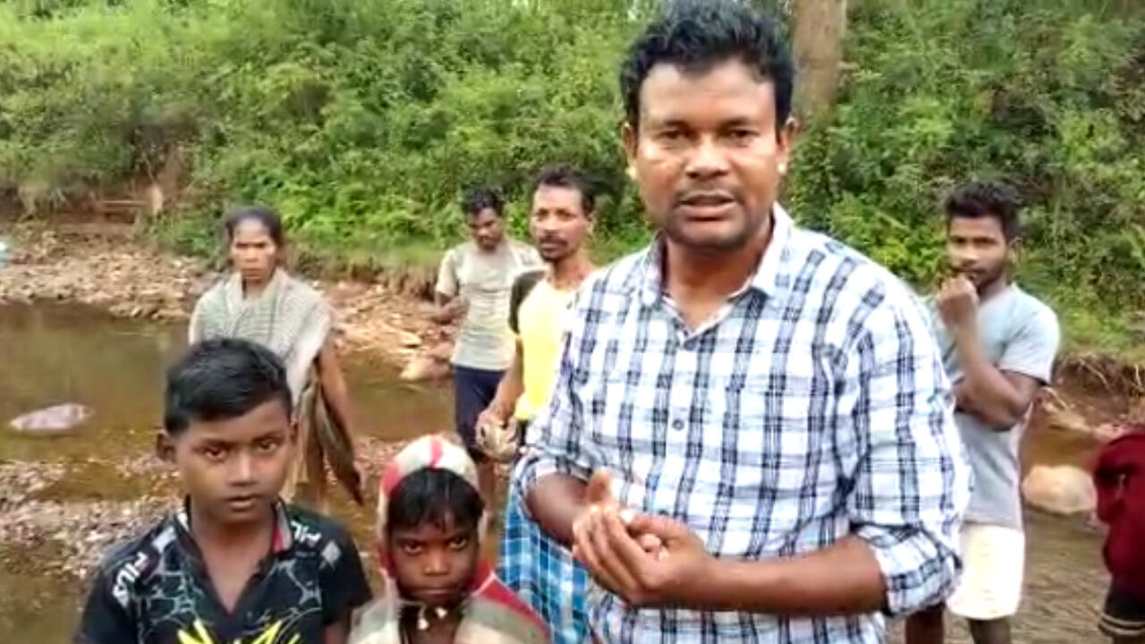 Chaibasa News : आदिवासियों के पीने के पानी में मल-मूत्र छोड़ रहा SAIL प्रबंधन, 1910 से खदान का कार्य कर रही कंपनी लेकिन स्थानीय  लोगों को नहीं मिल रहा रोजगार