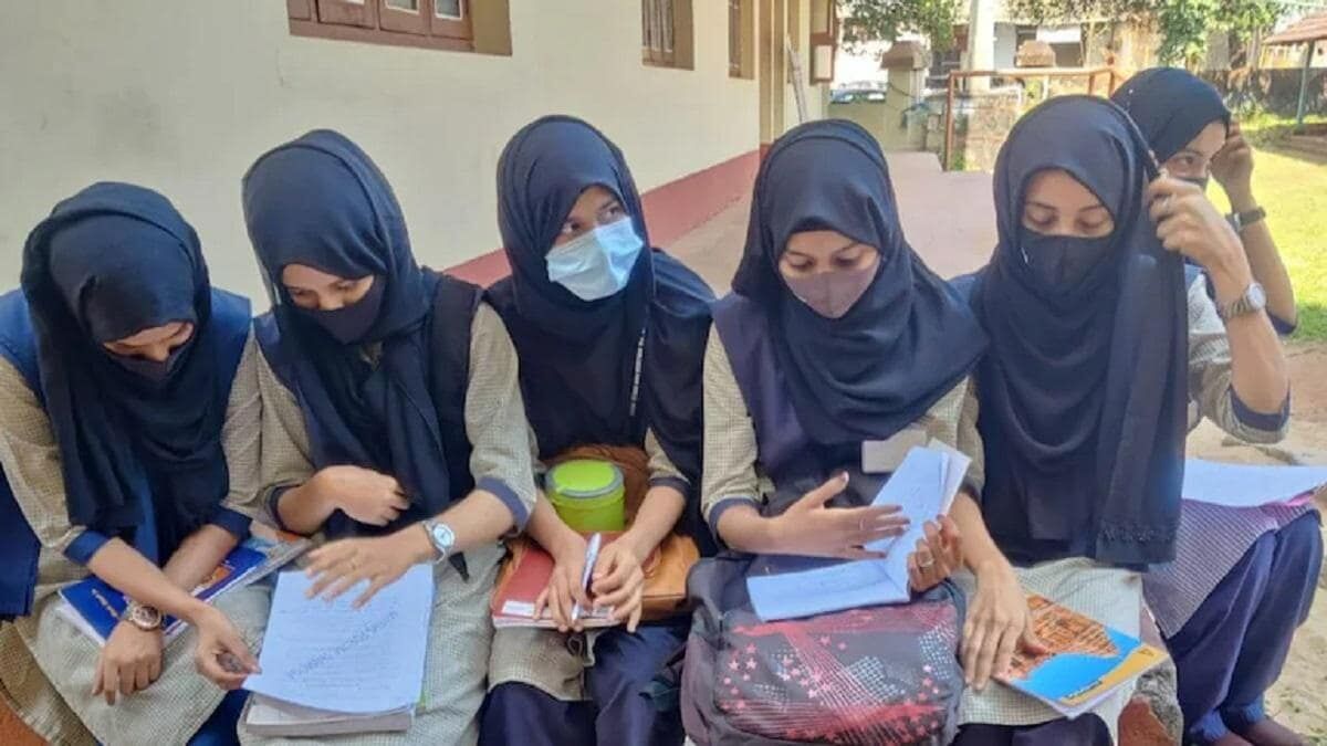 Karnataka Hijab Row: कर्नाटक में हिजाब को लेकर क्यों मचा है बवाल, जानें भाजपा-राज में हिजाब पहनना क्यों हो गया गुनाह?