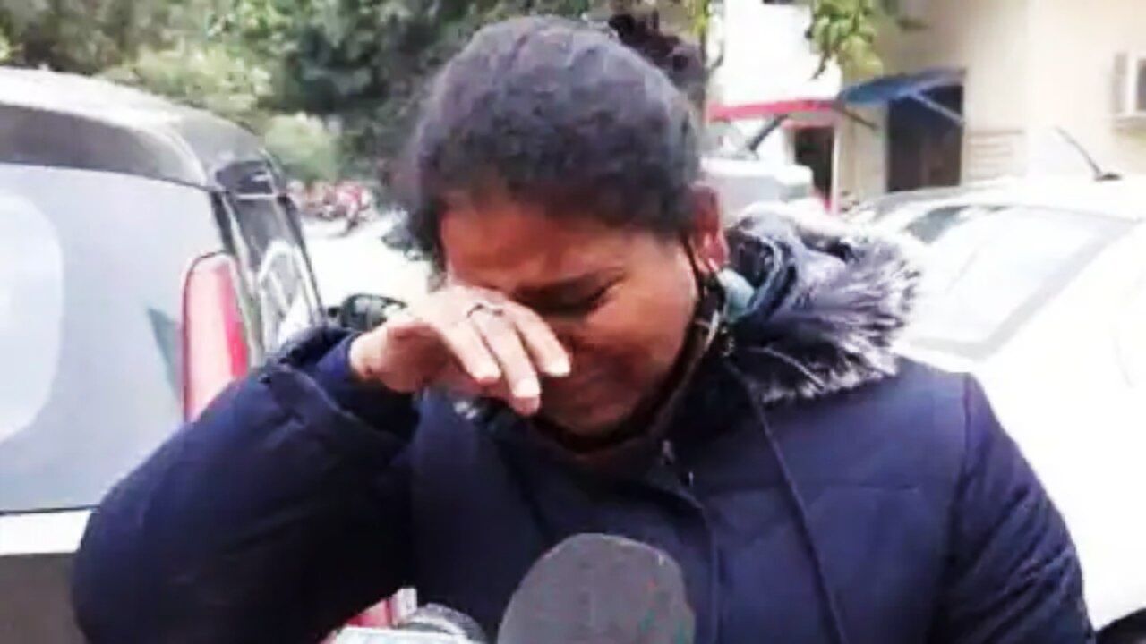 Bulandshahar News : कलेक्ट्रेट में फूट-फूटकर रोईं निर्दलीय उम्मीदवार, प्रशासन पर लगाया बड़ी पार्टियों के साथ मिलीभगत करने का आरोप