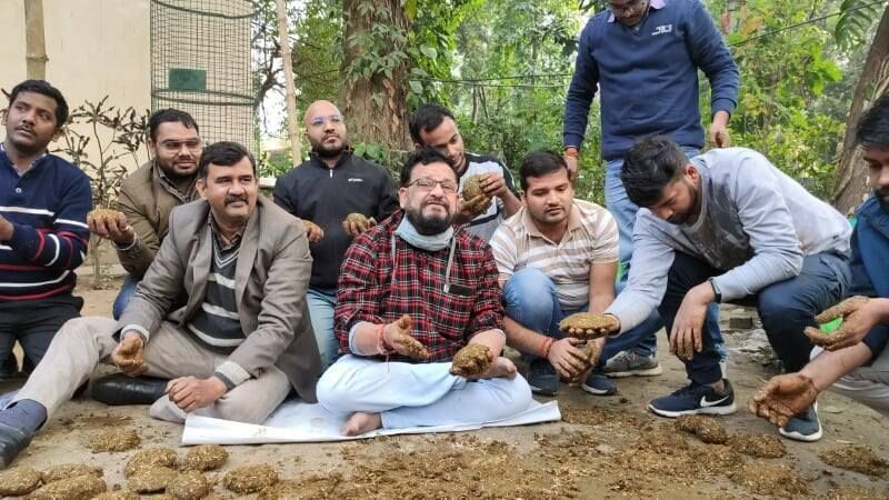 BHU News: उपले बनाना सीख रहे हैं BHU के छात्र, पत्रकार Krishna Kant ने कह दी ऐसी बात जिसे आपको बढ़ना चाहिए