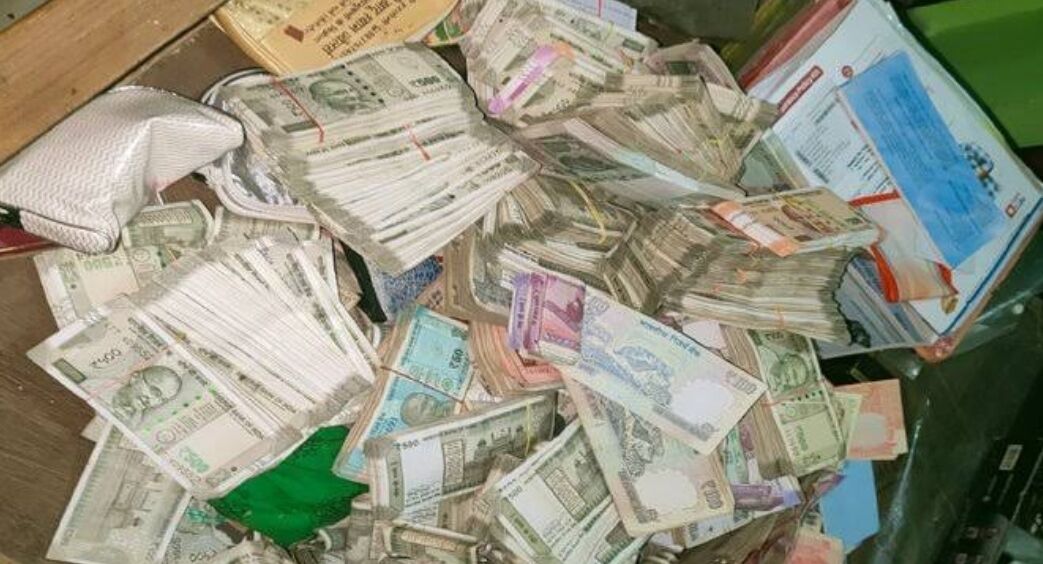 Pilibhit News: चुनाव उड़नदस्ता टीम का PWD JE के आवास पर छापा, 41 लाख बरामद, मचा हड़कंप