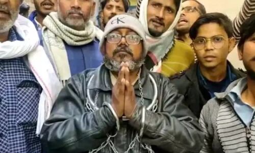 UP Election 2022 : गले में बेड़िया, हाथों में हथकड़ियां व कटोरा लेकर क्यों नोट और वोट मांग रहा ये उम्मीदवार