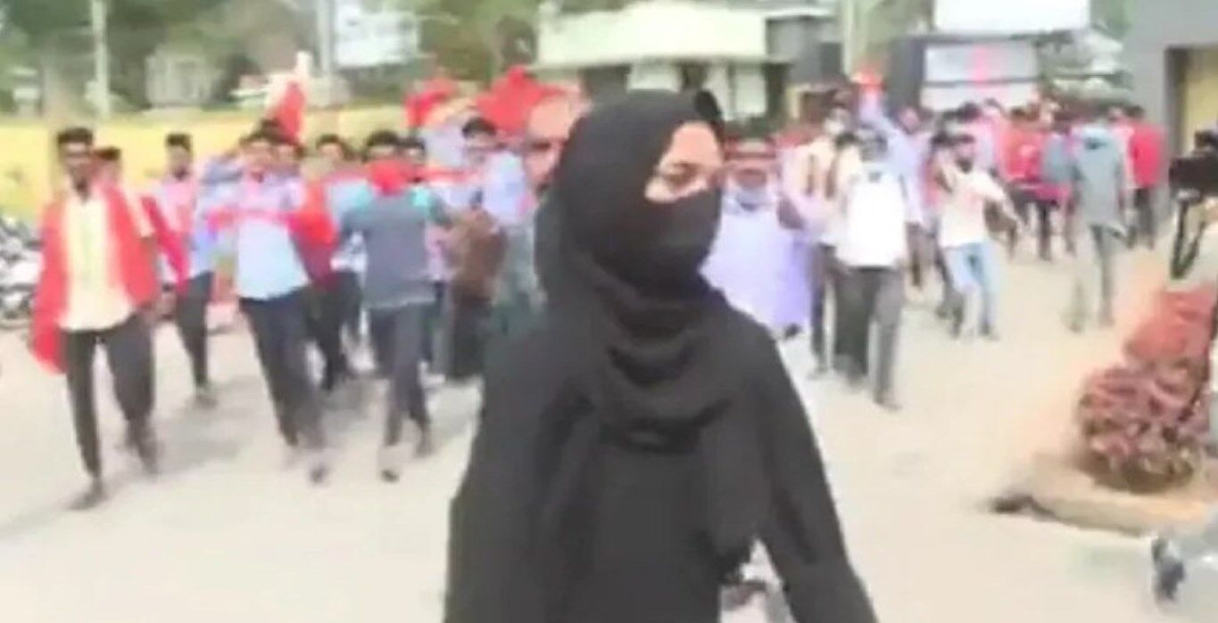Karnataka Hijab Controversy: हिजाब पहनी अकेली लड़की के सामने लगाए जय श्री राम के नारे, अल्लाहू अकबर से दिया जवाब