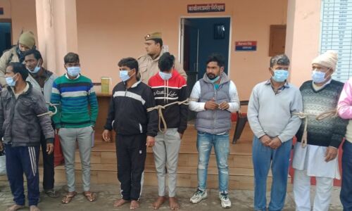 Pilibhit News: यूपी के पीलीभीत में पुलिस पर जलती लकड़ियों से हमला, दरोगा का गाल जला, रस्सी से बांध दिया, सिपाही और दीवान को जमकर पीटा