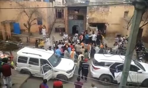 Baghpat News : गुस्साई जनता ने BJP विधायक के काफिले पर फेंके पत्थर व गोबर, विरोध कर रहे समर्थकों को भी लाठी-डंडों से पीटा