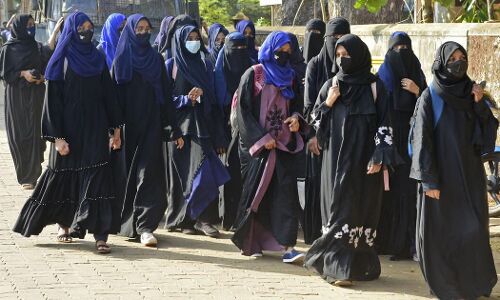 Karnataka Hijab controvercy: हिजाब पहनकर प्रैक्टिकल एग्जाम देने पहुंचीं कर्नाटक हाईकोर्ट में याचिका दाखिल करने वाली छात्राएं, नहीं मिली एंट्री Karnataka Hijab controvercy: हिजाब पहनकर प्रैक्टिकल एग्जाम देने पहुंचीं कर्नाटक हाईकोर्ट में याचिका दाखिल करने वाली छात्राएं, नहीं मिली एंट्री