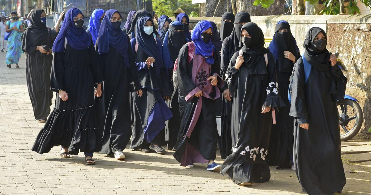 Karnataka Hijab controvercy: हिजाब पहनकर प्रैक्टिकल एग्जाम देने पहुंचीं कर्नाटक हाईकोर्ट में याचिका दाखिल करने वाली छात्राएं, नहीं मिली एंट्री