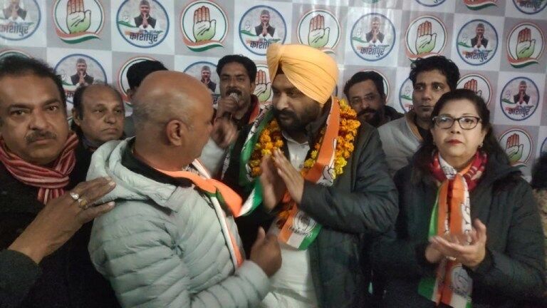 Uttarakhand Election 2022: चुनाव से पहले सपा प्रत्याशी ने मारी गुलाटी, समर्थकों सहित कांग्रेस में हुए शामिल