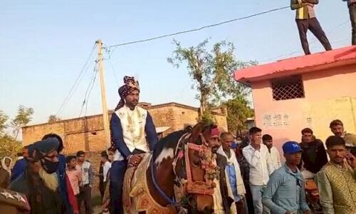 Madhya Pradesh News: छतरपुर में दंबगों ने दलित को घोड़ी चढ़ने से रोका, पुलिस के साए में निकली कॉन्स्टेबल दूल्हे की बारात