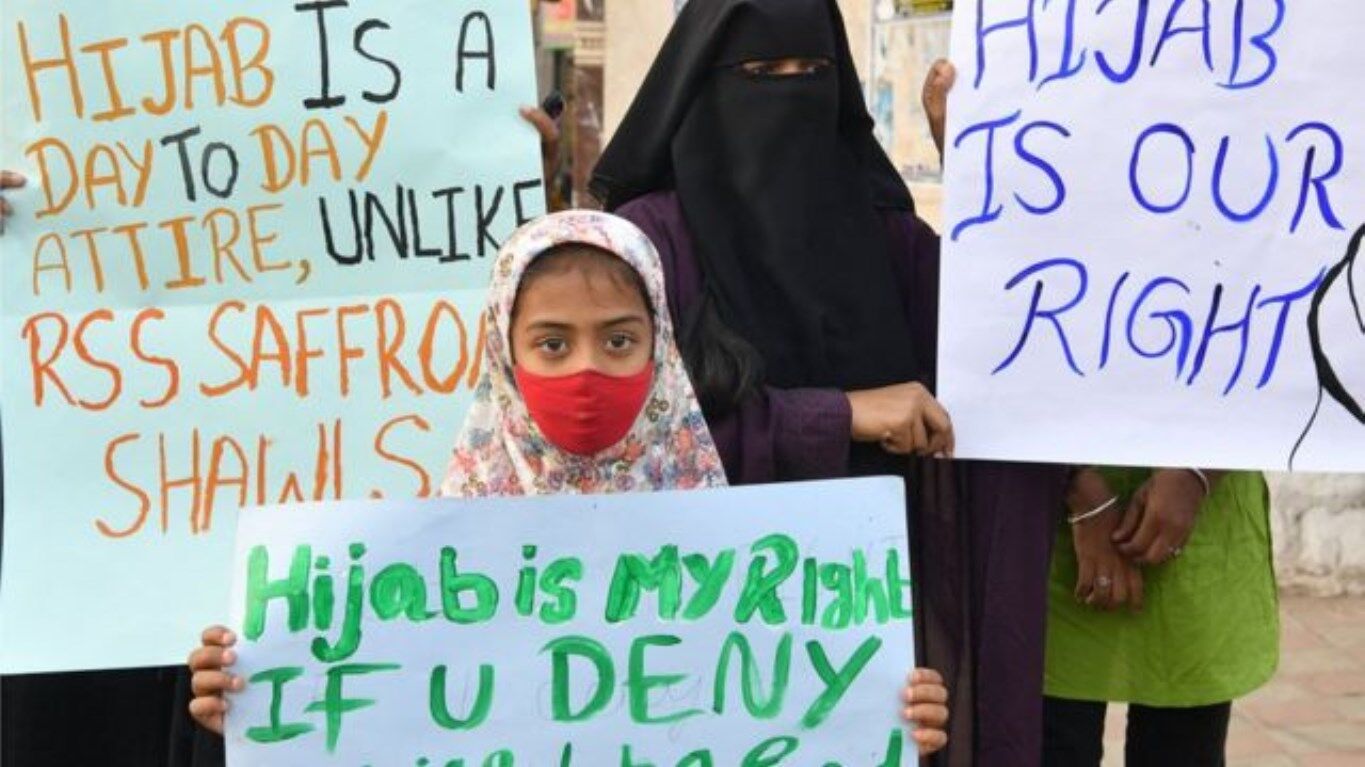 Hijab Row News: देश भर में हिजाब के समर्थन में सड़कों पर उतरी महिलाएं, मालेगांव और अलीगढ़ में प्रदर्शन