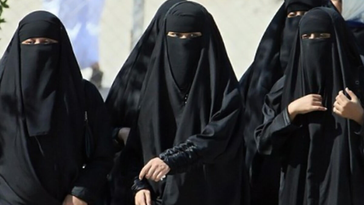 Hijab Controversy : क्लास में हिजाब पहनने के जिद पर अड़ी थी छात्राएं, 58 को स्कूल ने किया निलंबित