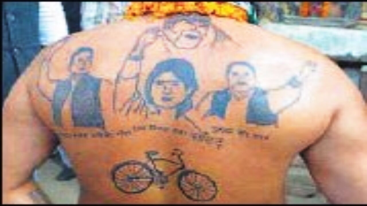 Varansi News UP Election 2022 : चुनाव प्रचार का अनोखा तरीका, टैटू गुदवाकर नंगे बदन प्रचार कर रहे समर्थक Varansi News UP Election 2022 : चुनाव प्रचार का अनोखा तरीका, टैटू गुदवाकर नंगे बदन प्रचार कर रहे समर्थक