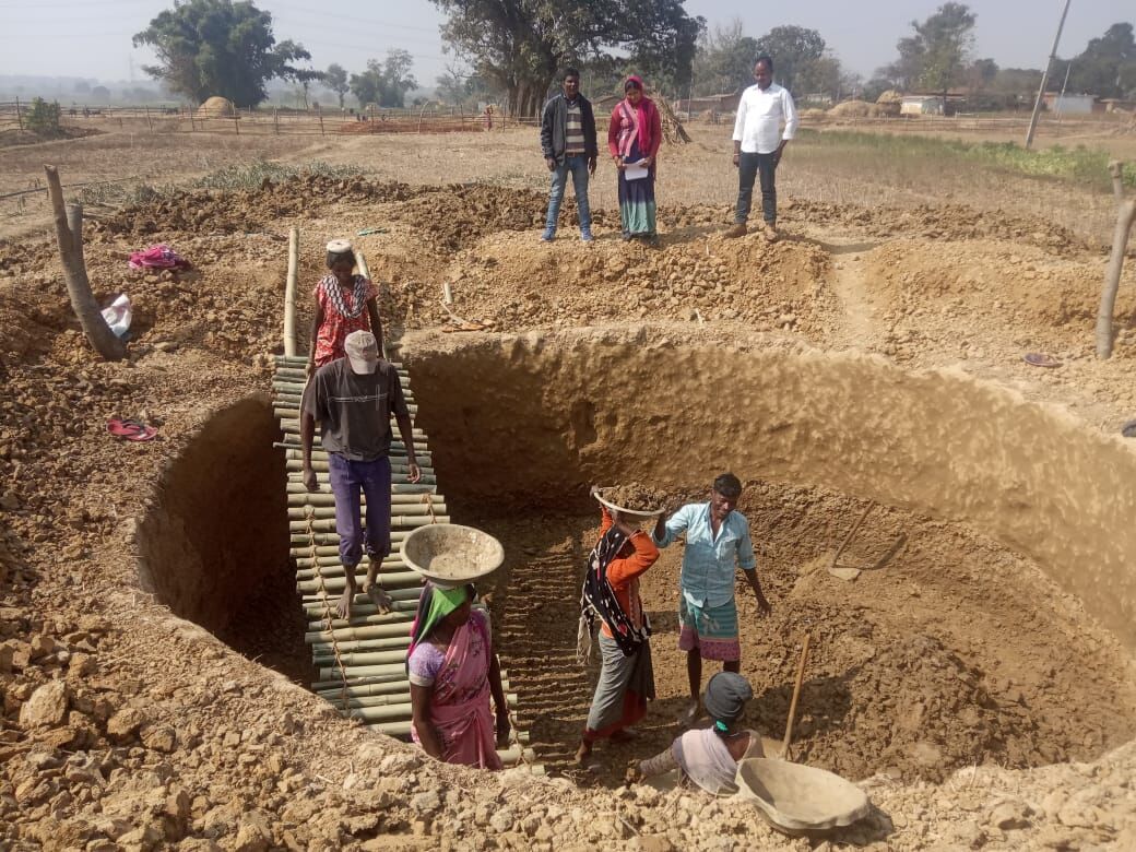 Corruption in MGNREGA,Jharkhand: भ्रष्टाचार के खुलासे के बाद उच्चाधिकारियों ने दिया वसूली का फरमान, अपनी गर्दन बचाने का एक सुरक्षित उपाय