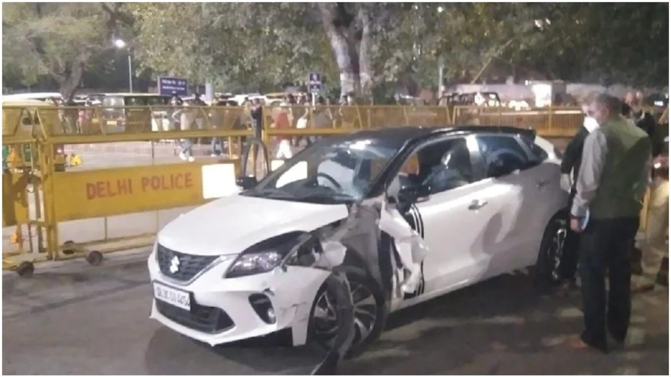Delhi Crime News: दिल्ली के लाजपत नगर में एक कार पर की ताबड़तोड़ फायरिंग, ये है मामला