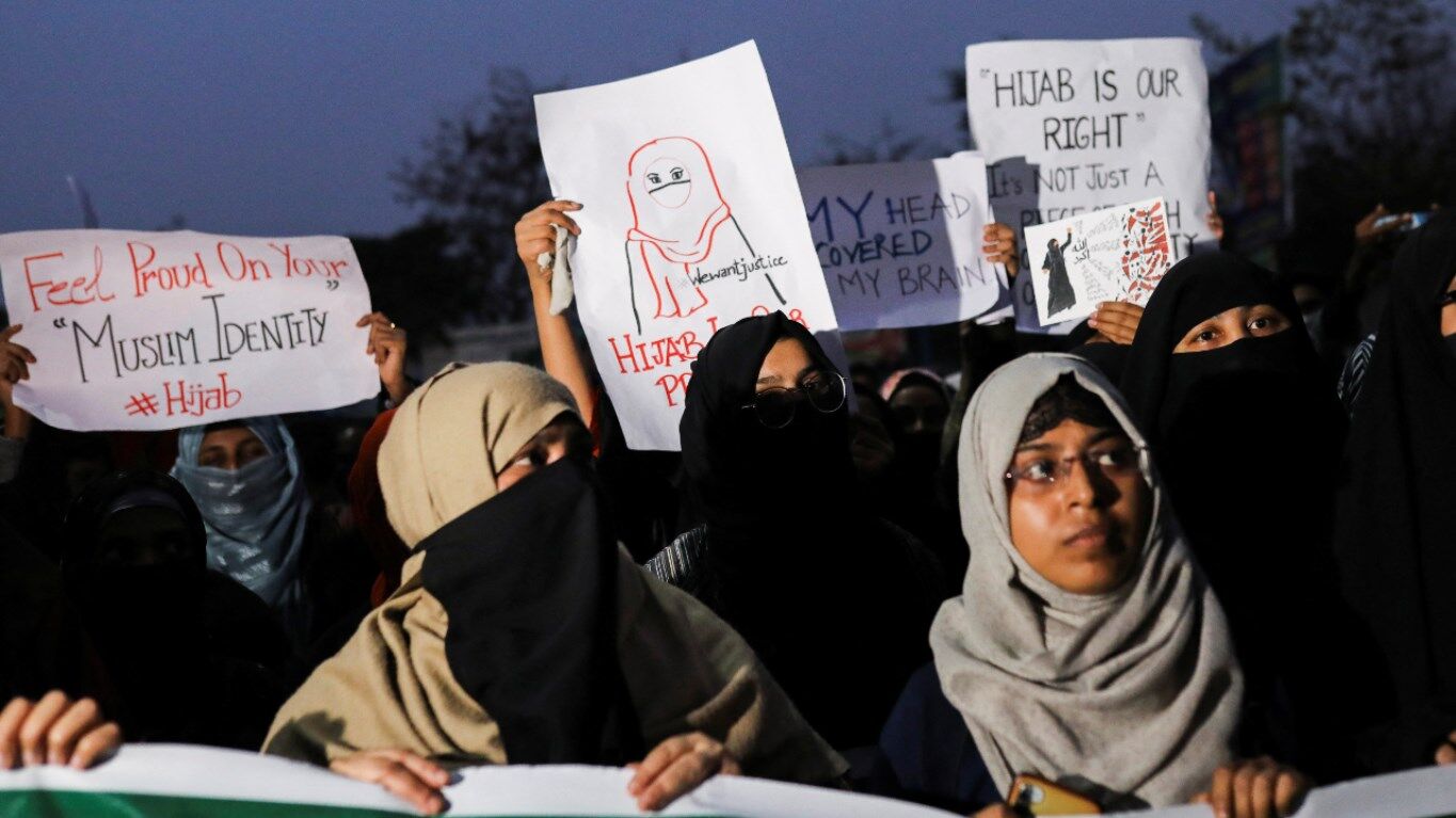 Hijab Controversy: हिजाब के नाम पर इस्तीफा देने वाली महिला टीचर का वीडियो आया सामने, देखिये क्या कहा