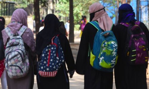 Karnataka Hijab Controvercy : हिजाब को लेकर बोले हाईकोर्ट के चीफ जस्टिस- स्कूल की ओर से निर्धारित ड्रेस कोड का करना चाहिए पालन