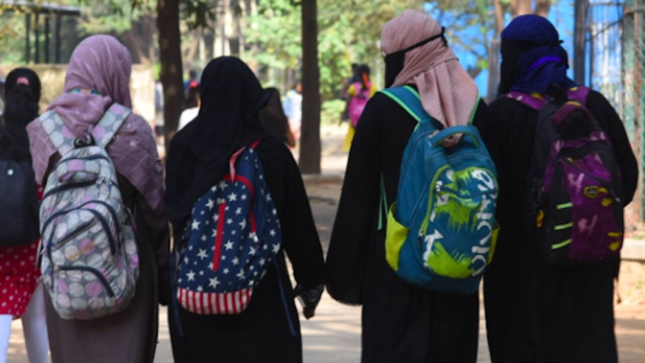 Karnataka Hijab Controvercy : हिजाब को लेकर बोले हाईकोर्ट के चीफ जस्टिस- स्कूल की ओर से निर्धारित ड्रेस कोड का करना चाहिए पालन