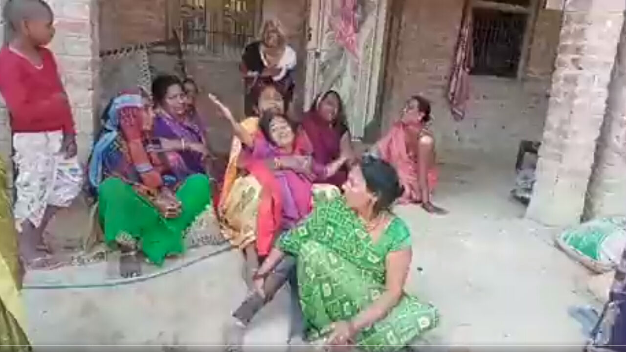 Azamgarh sharab kand: शराब कारोबारी और स्थानीय प्रशासन की मिलीभगत ने दी एक दर्जन को मौत और कई हुए विकलांग Azamgarh sharab kand: शराब कारोबारी और स्थानीय प्रशासन की मिलीभगत ने दी एक दर्जन को मौत और कई हुए विकलांग