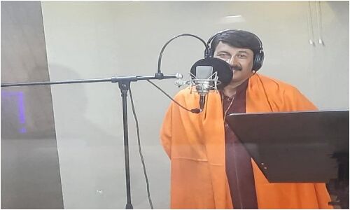 हेलीकाप्टर से प्रचार करने गए रिंकिया के पापा मनोज तिवारी विरोध के बाद मोटरसाइकिल से भागे