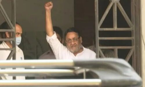 Money Laundering Case : Nawab Malik की गिरफ्तारी के बाद गरमाई सियासत, उद्धव ठाकरे और शरद पवार ने बुलाई आपात बैठक