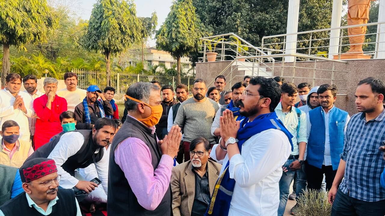 DDU News Today: सत्याग्रही प्रोफेसर के समर्थन में उतरे चंद्रशेखर, भ्रष्टाचार के आरोपी गोरखपुर के कुलपति पर कार्रवाई की मांग DDU News Today: सत्याग्रही प्रोफेसर के समर्थन में उतरे चंद्रशेखर, भ्रष्टाचार के आरोपी गोरखपुर के कुलपति पर कार्रवाई की मांग