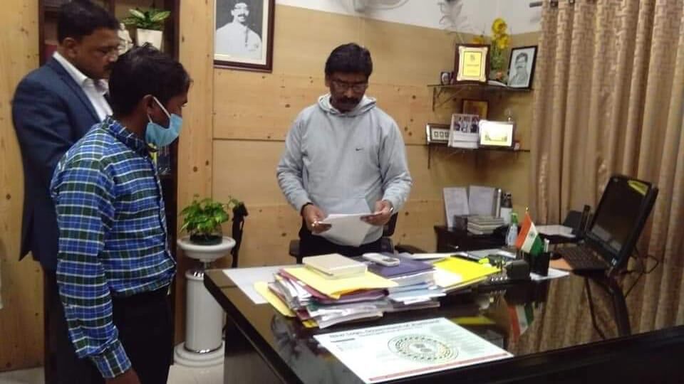 Jharkhand News In Hindi: पुलिसिया जुल्म पर मुख्यमंत्री को पत्र देने वाले को नक्सली घोषित कर किया गिरफ्तार