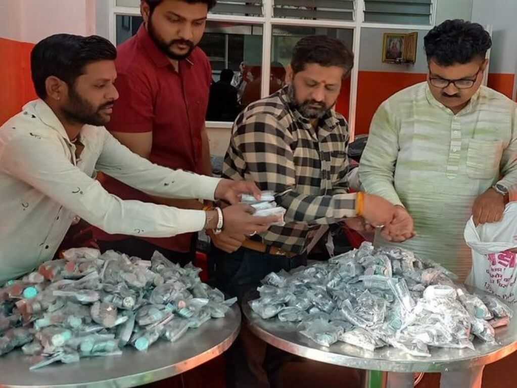 Burhanpur News live: पति ने 50 हजार की चिल्लर से पत्नी को दिया बर्थडे गिफ्ट, 5 बोरों में सिक्के भरकर शोरूम पहुंचा पति, चिल्लर गिनने में 2 घंटे लगे