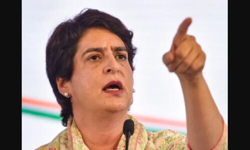 Priyanka Gandhi In Maharajganj : 70 सालों में कांग्रेस ने जो बनाया आपने अपने दोस्तों को बेच डाला