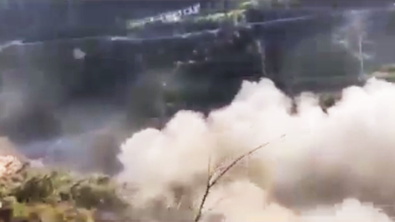 Landslide In Uttarakhand : रुद्रप्रयाग-चमोली जिले की सीमा पर हुआ खतरनाक भू-स्खलन, खौफनाक वीडियो देखकर अटकी सांसे