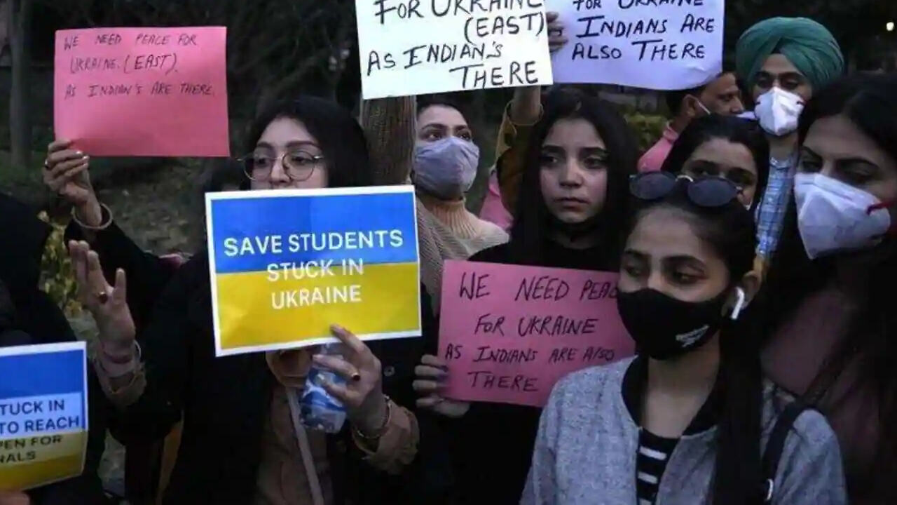 Russia-Ukraine War : भारतीय छात्र MBBS की पढ़ाई करने क्यों जाते हैं विदेश, जानिए क्या है असली वजह