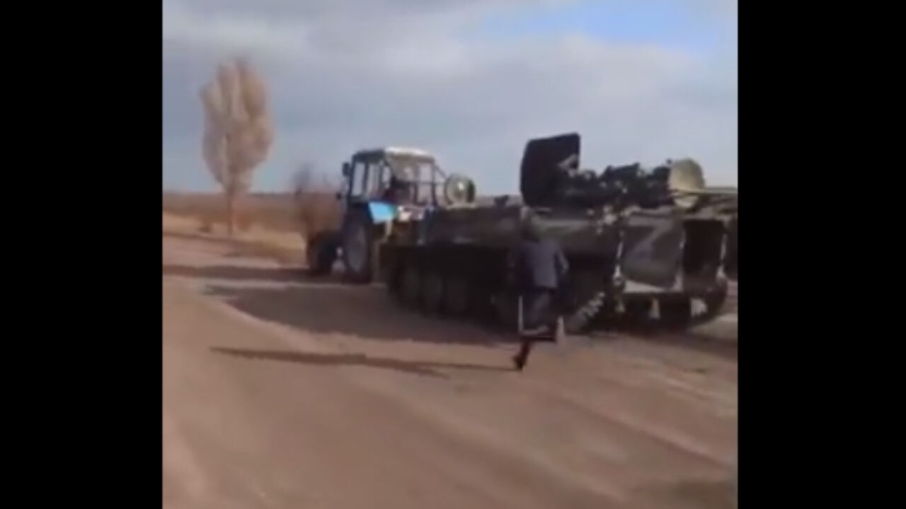 Russia-Ukraine War : यूक्रेन के किसान ने ट्रैक्टर पर बांधकर चुराया रूसी सेना का टैंक, वायरल हुआ वीडियो