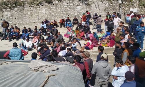 Ramnagar News : गुलदार के हमले का शिकार बनी महिला, छह घण्टे नेशनल हाईवे जाम किया ग्रामीणों ने, अधिकारियों के आश्वासन पर हटे