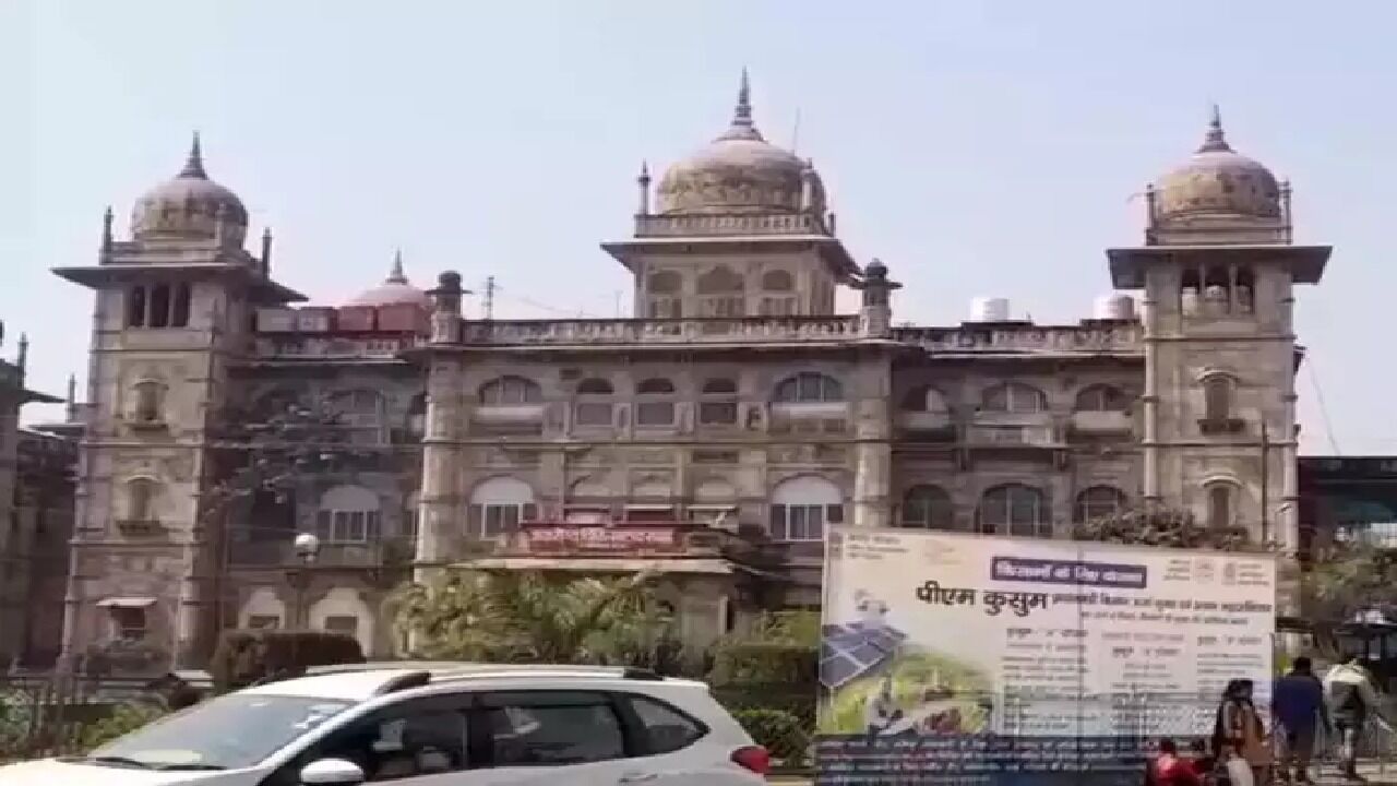 Gwalior News : मृत बताकर मरीज को वार्ड बॉय ने वेंटिलेटर से हटाया, परिजनों ने देखा तो चल रही थीं सांसे, जमकर किया हंगामा