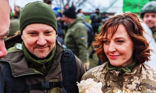 Russia Ukraine War : यूक्रेनी कपल ने युद्ध के मैदान में रचाई शादी, सैनिकों ने ऐसे मनाया जश्न