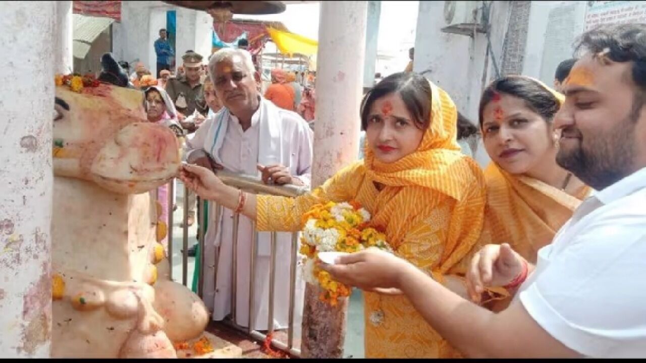 Uttar Pradesh News : बटेश्वर में नंदी पी रहे है दूध, शिवालय में भक्तों की भारी भीड़ के बीच एडीजे भी पत्नी के साथ पहुंचे