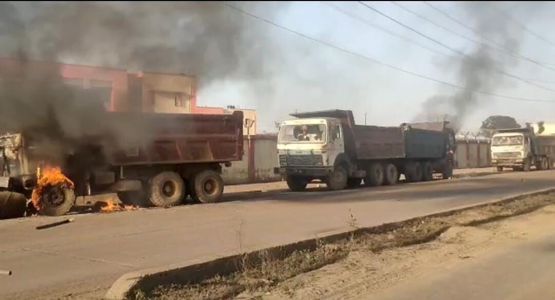Jharkhand News in Hindi: आंदोलनकारियों ने एनटीपीसी के दो कार्यालयों को आग के हवाले किया एक दर्जन वाहनों में आग लगा दी