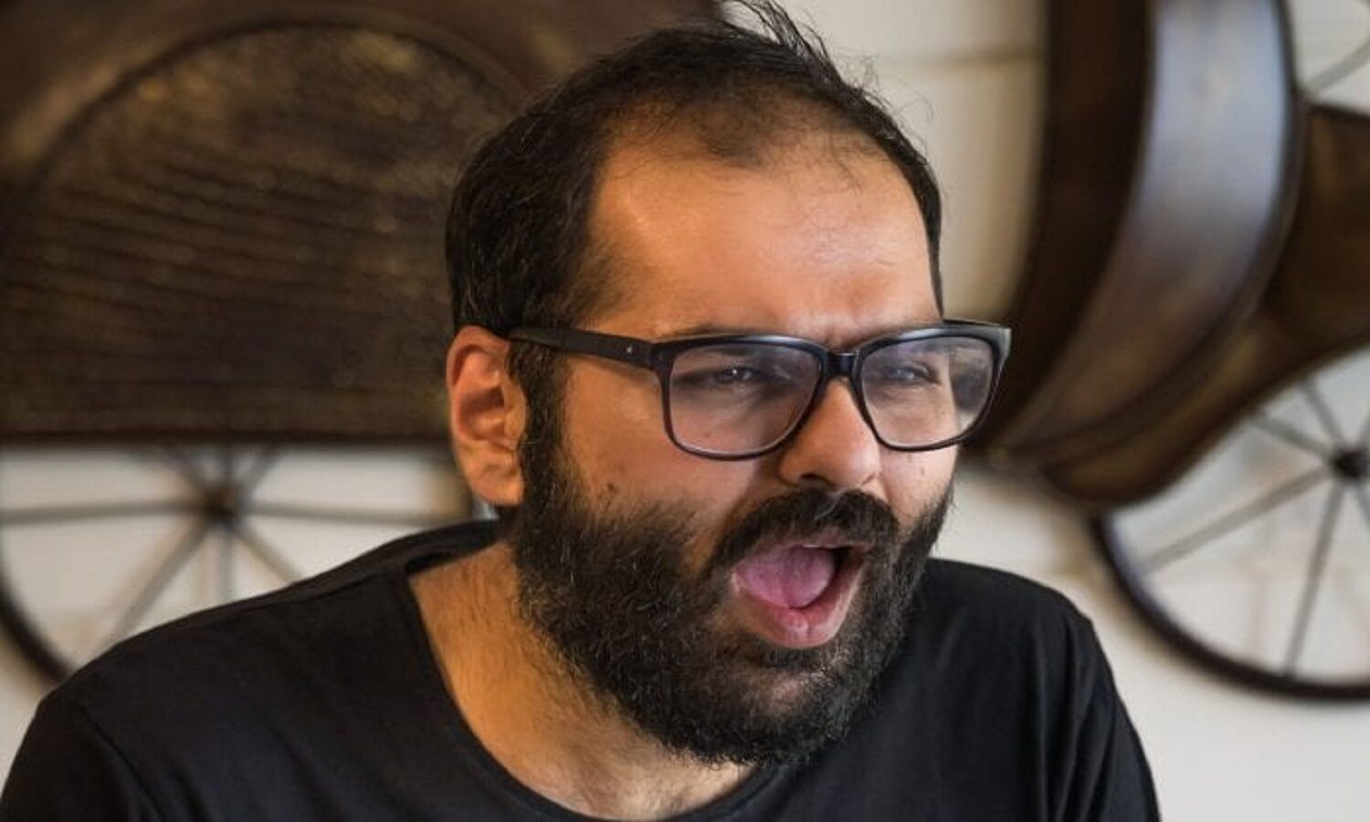 स्तंभकार और लेखक साकेत ने कुणाल कामरा को बताया बदमाश, जानें पूरा मामला