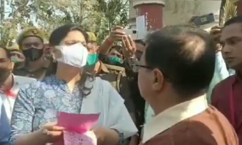 UP Election 2022 : संतकबीरनगर में लेखपाल के पास से EVM में लगने वाले 2 बैलेट पेपर बरामद, DM ने दिए जांच के आदेश