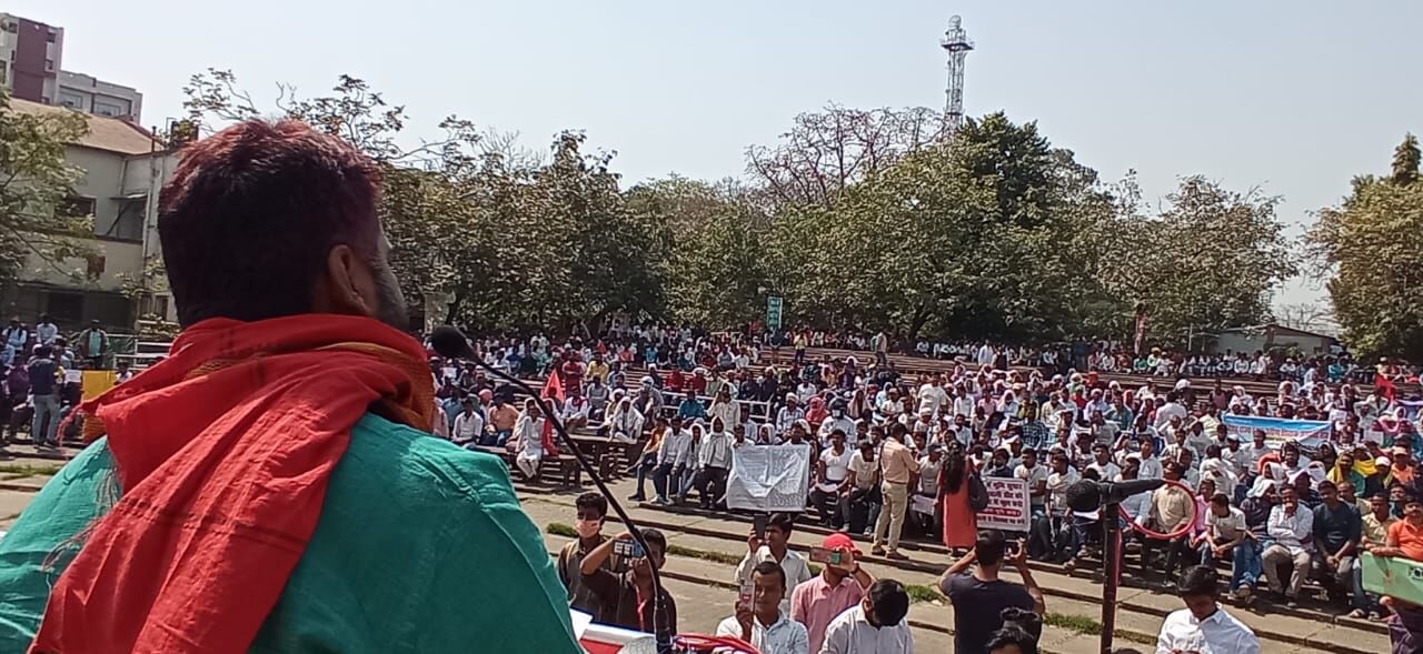 Bihar News: सरकार के विश्वासघात के खिलाफ 19 लाख रोजगार की मांग पर पटना में जुटे हजारों छात्र-युवा Bihar News: सरकार के विश्वासघात के खिलाफ 19 लाख रोजगार की मांग पर पटना में जुटे हजारों छात्र-युवा