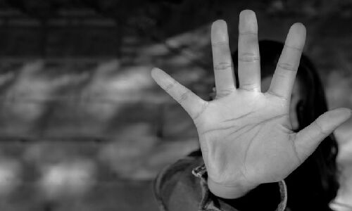 उधमसिंहनगर में किराये पर रहने वाले शिक्षक ने की फौजी की पत्नी से दुराचार की कोशिश, महिला ने किया ये हाल