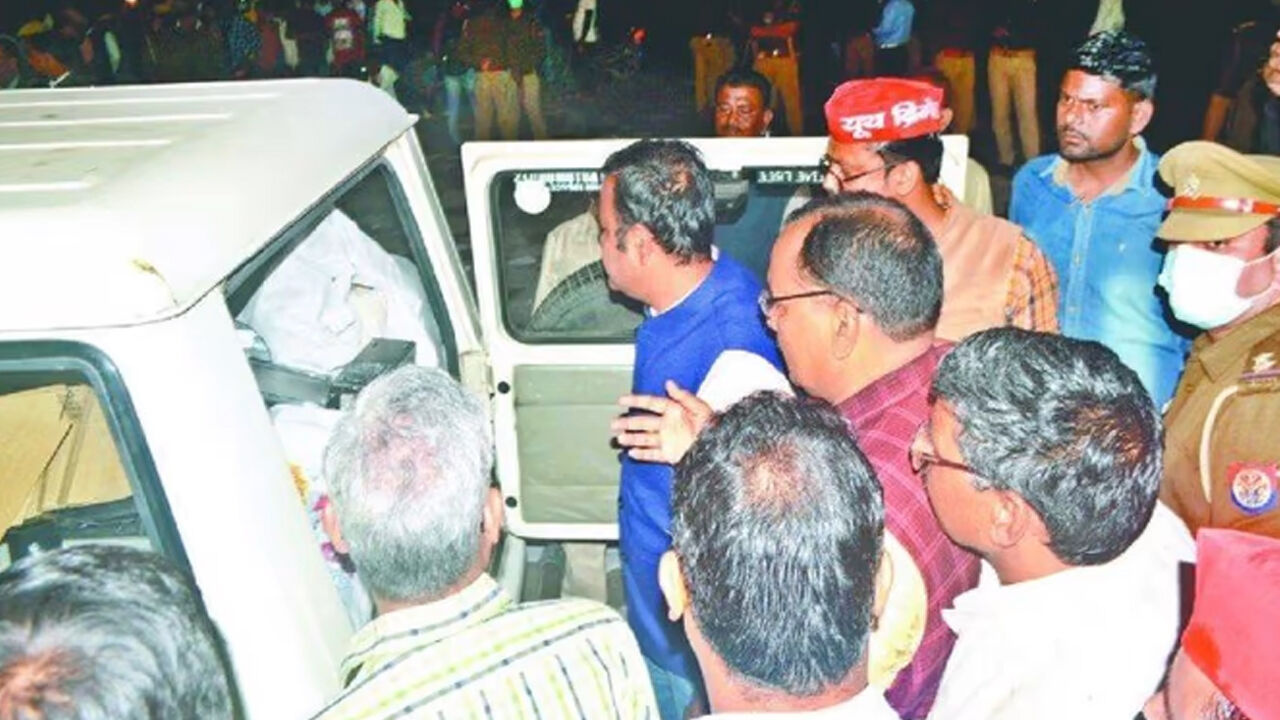 Agra News : SP-RLD के नेताओं पर अफसरों की गाड़ियां चेक करने के आरोप में मुकदमा दर्ज, SSP ने दिए गिरफ्तारी के आदेश