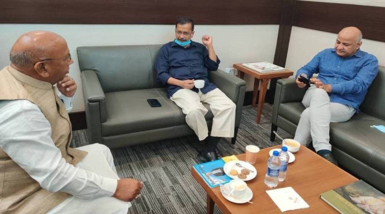 Jharkhand News : झारखंड के पिछले विधानसभा चुनाव में भाजपा के सीएम रघुवर दास को हराने वाले सरयू राय केजरीवाल से मिले