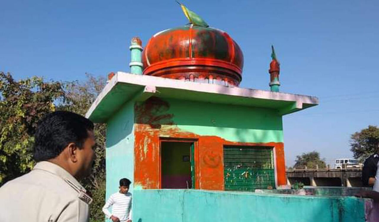 Narmadapuram News : मध्यप्रदेश में दरगाह पर पोता भगवा रंग- तोड़फोड़ की, भड़का मुस्लिम समाज, हाईवे किया जाम Narmadapuram News : मध्यप्रदेश में दरगाह पर पोता भगवा रंग- तोड़फोड़ की, भड़का मुस्लिम समाज, हाईवे किया जाम
