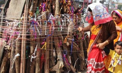 होली में अंधविश्वास : होलिका दहन के समय घर में खुशहाली लाने के लिए लोग अपनाते हैं ये अतरंगी टोटके
