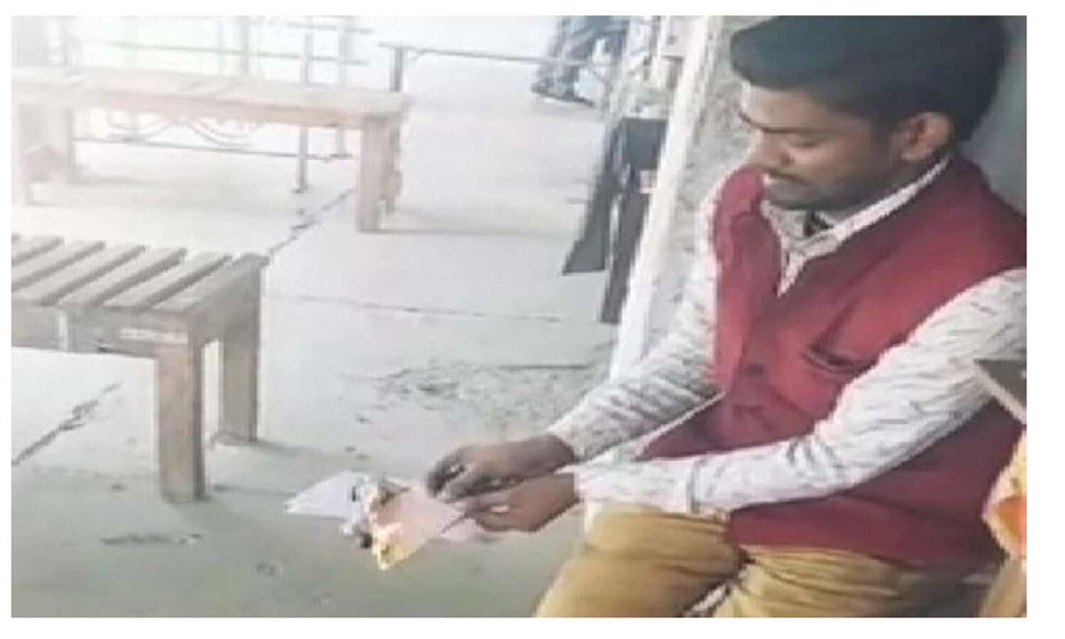 Uttar Pradesh : जानिए BJP के सत्ता में वापसी से हताश बेरोजगार युवक ने क्यों जलाए अपने सर्टिफिकेट? Uttar Pradesh : जानिए BJP के सत्ता में वापसी से हताश बेरोजगार युवक ने क्यों जलाए अपने सर्टिफिकेट?