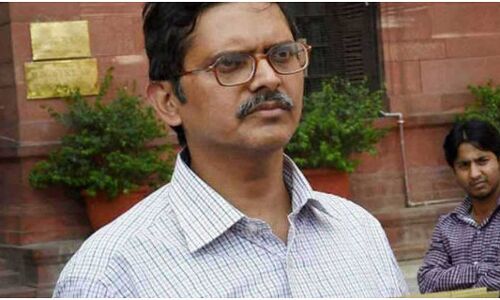 Lucknow News: जबरिया रिटायर्ड IPS अमिताभ ठाकुर को मिली जमानत, मुस्कुराते हुए जेल से आए बाहर