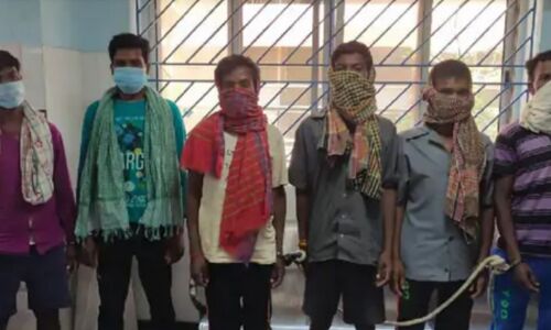 Dumka News: दुमका में महिला-पुरुष को पहले नंगा घुमाया फिर पेड़ से बांधकर रात भर पीटा, ये है मामला